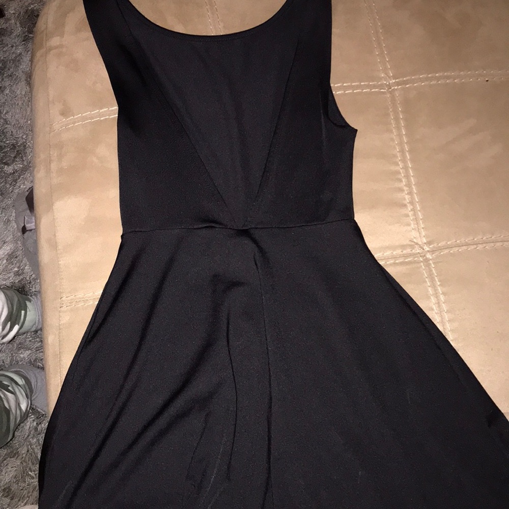 Short black dress, open back
